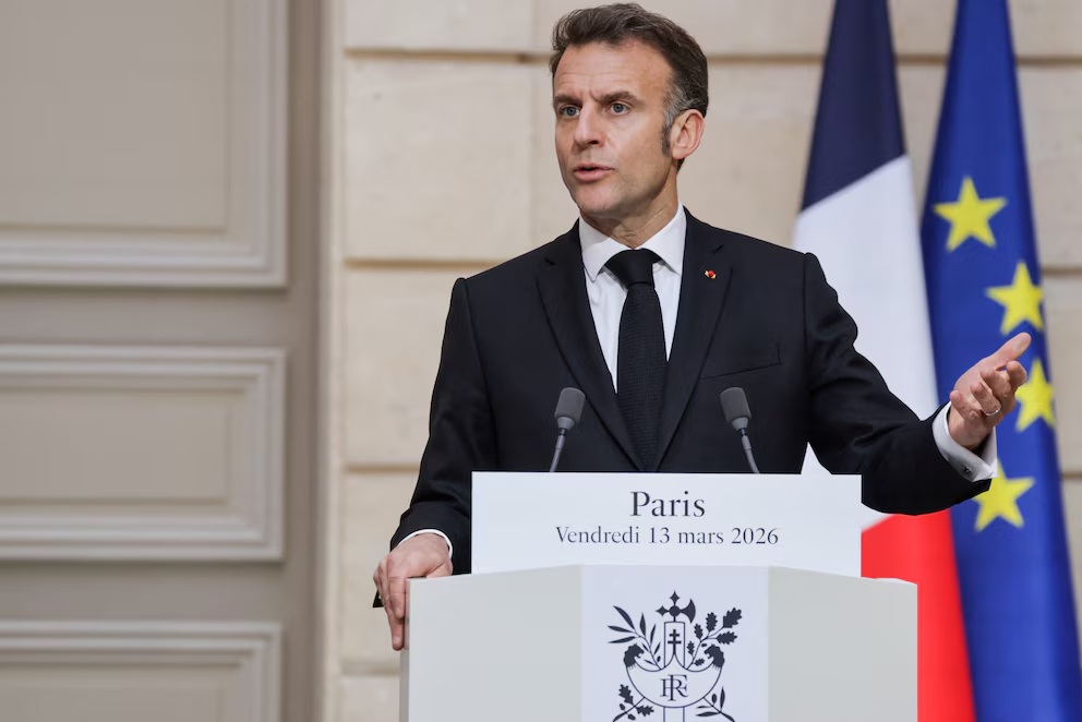 Macron exigió a Irán reabrir el estrecho de Ormuz y cesar los ataques en la región tras la muerte de un soldado francés