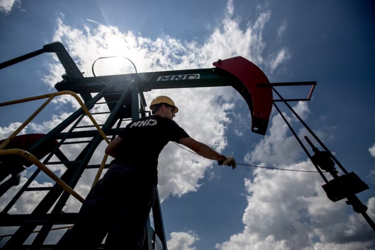 Se desploma el precio del petróleo tras el anuncio de la apertura del estrecho de Ormuz