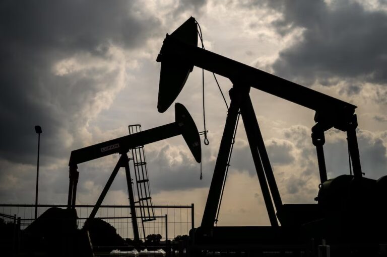 El precio del petróleo se hundió más de 15% y perforó los USD 100 por barril luego del anuncio de Trump