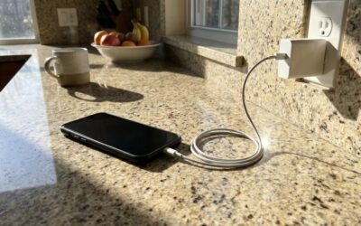 Por qué no dejar el cargador enchufado después de cargar el celular, tablet y otros dispositivos