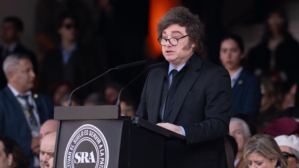 Qué establece el decreto de Milei para expulsar extranjeros y cuáles son las dudas sobre su aplicación