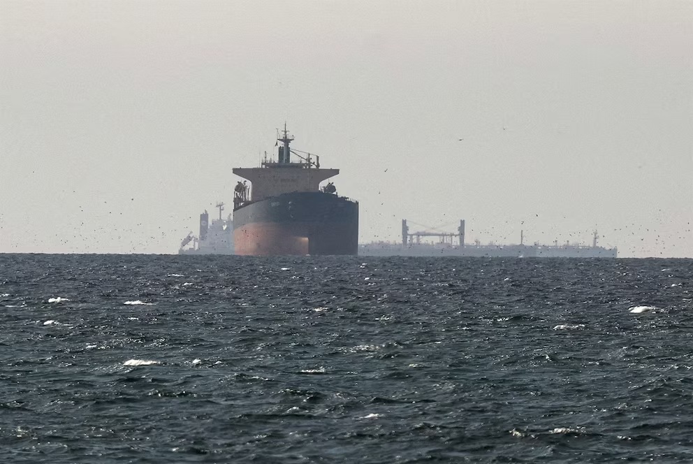 El régimen de Irán afirmó que los países que colaboren con EEUU “recibirán una dura respuesta” y ratificó el cierre de Ormuz