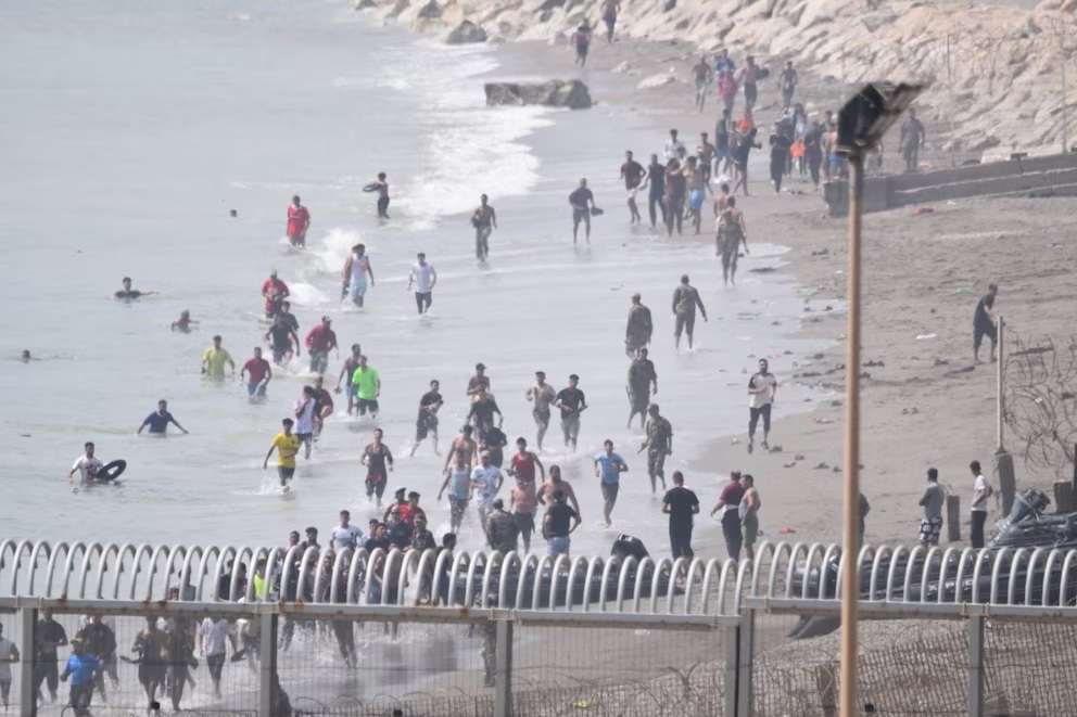 Ceuta sufre un “colapso” con la entrada de miles de migrantes en días: la policía intenta frenarlos en la frontera y los partidos piden al Ejército