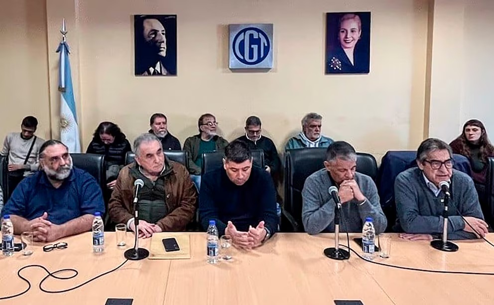 El peronismo unificó su ofensiva contra Milei por el creciente endeudamiento de las familias argentinas