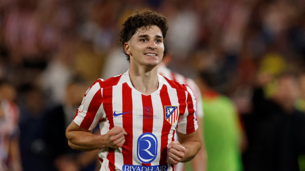 Atlético de Madrid aceptó negociar a Julián Álvarez con el Arsenal, pero el argentino rechazó el destino y espera al Barcelona