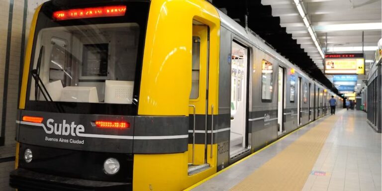 Jubilados y pensionados podrán viajar sin costo en el subte porteño usando el DNI: requisitos y cómo funcionará