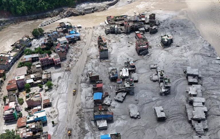 Alerta en la frontera entre Nepal y China: un lago desbordado obliga a frenar los rescates tras la tragedia glaciar