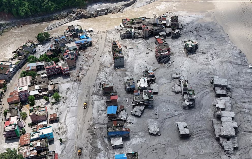 Alerta en la frontera entre Nepal y China: un lago desbordado obliga a frenar los rescates tras la tragedia glaciar