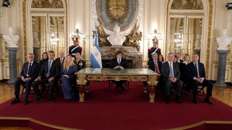 Milei refuerza la estrategia argentina en el Atlántico Sur: bases, satélites y una nueva ley por Malvinas