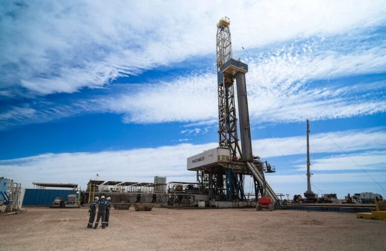 Argentina alcanzó un récord de producción petrolera y quedó a un paso del millón de barriles diarios