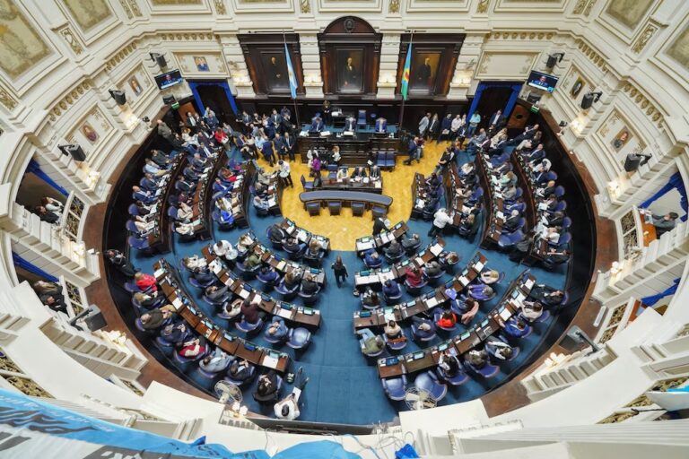 Buenos Aires amplía la restricción de celulares en las escuelas: también alcanzará a los estudiantes secundarios