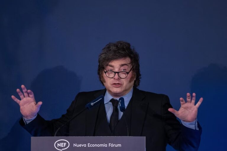 Milei justificó el aumento del riesgo país por la incertidumbre global y cuestionó duramente a la oposición
