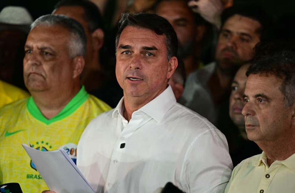 Flávio Bolsonaro desconoce la victoria de Lula y anuncia una ofensiva judicial para anular las elecciones en Brasil